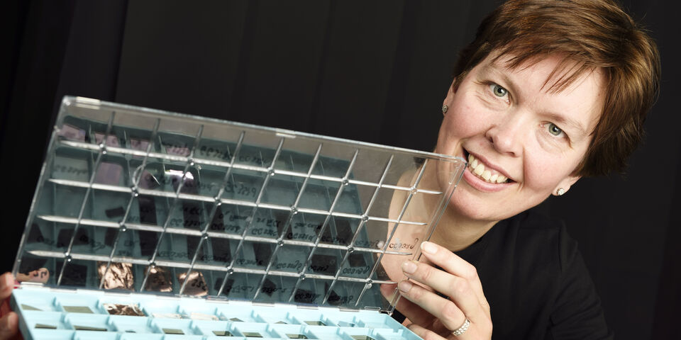 Ageeth Bol met grafeensamples. Foto | Bart van Overbeeke