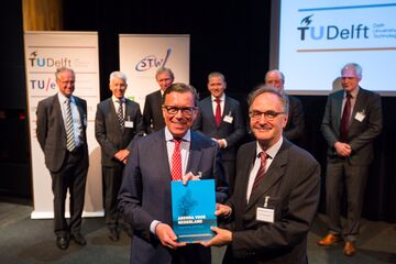 De Delftse collegevoorzitter Dirk Jan van den Berg, momenteel ook voorzitter van de 3TU.Federatie, en Alexander Rinnooy Kan (rechts).