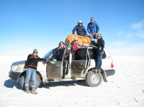 Trip naar de zoutvlaktes in Bolivia. Tom zit bovenop de jeep links (met de hoed).