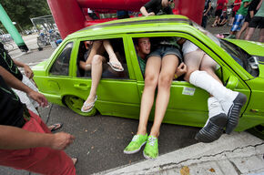 Hoeveel mensen passen in een auto? Foto l Bart van Overbeeke