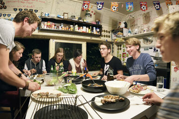 Aanschuiven bij Seringenstraat 7. Foto | Bart van Overbeeke