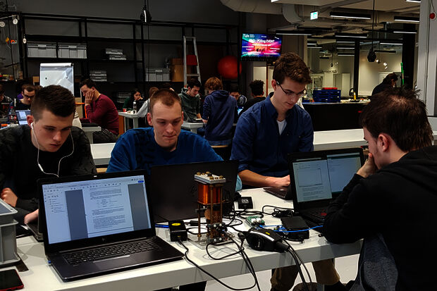 ‘Figure it out:’ practical lessons in Applied Physics