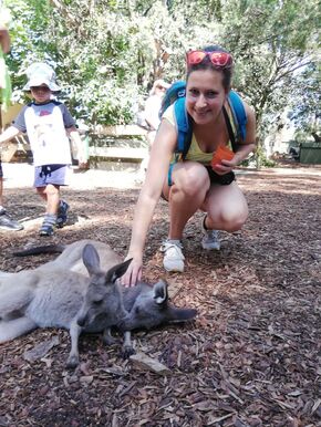 Nathalie van de Laar met kangoeroes in Featherdale Wildlife Park. Foto | Privé-archief Nathalie van de Laar