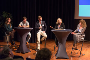 Minister Bussemaker in gesprek met TU/e-studenten. Foto | Ruud Strobbe