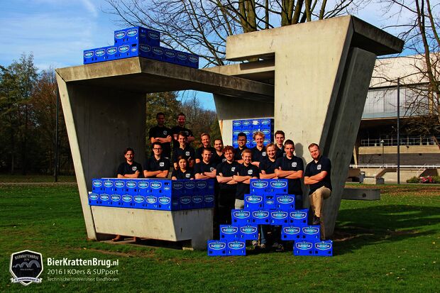 TU/e students build first bridge made out of beer crates over water