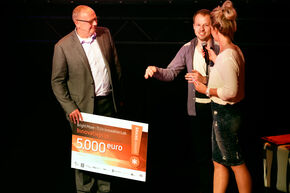 Jo van Ham reikt de innovatieprijs uit. Foto | Bart van Overbeeke