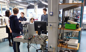 Scholieren in het lab bij Letícia Pezzi Martins.