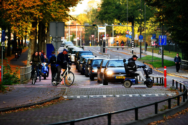 Priority situation with bicycle track proves matter for discussion