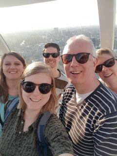 Lisa (links) in London Eye met haar familie die tijdens Pasen op bezoek was. Foto | Privé archief Lisa