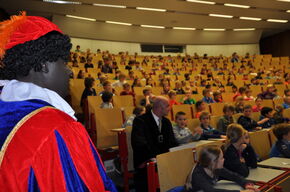 Kindercollege 'De logistiek van Sinterklaas' door prof.dr. Ton de Kok.