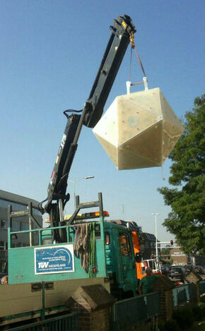 Plaatsing van De Bol aan de Pastoriestraat.