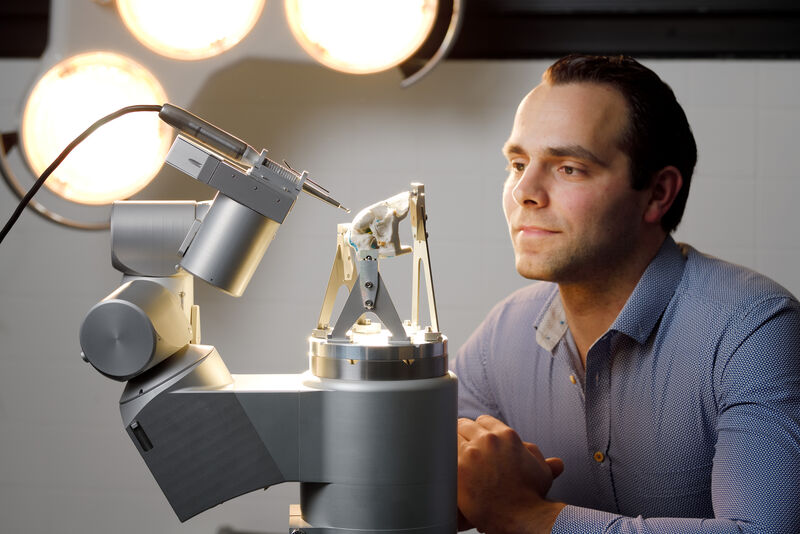 Jordan Bos with his RoBoSculpt. Photo | Bart van Overbeeke