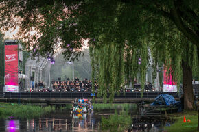 Het hoofdpodium boven de Dommel. Foto | Maarten van den Beemt