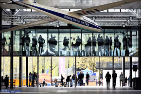 Drukte om je handtekening achter te laten op Alumni Avenue. Foto | Bart van Overbeeke