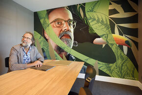 Maarten Steinbuch in 'zijn' vergaderkamer in Hotel Eindhoven. Foto | Bart van Overbeeke