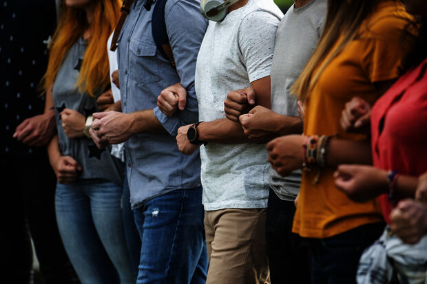 Tientallen studenten spannen rechtszaak aan tegen hogere studierente