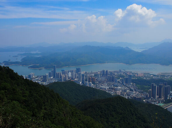 Uitzicht over Shenzhen en de New Territories in Hongkong aan de andere kant van de zee. Foto | Privé-archief Paula Bartelds