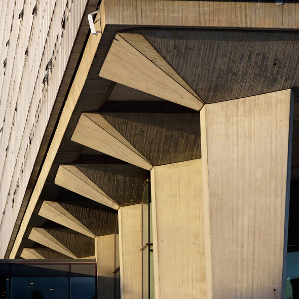 De kenmerkende kolommenstructuur van het Hoofdgebouw. Foto | Bart van Overbeeke De kenmerkende kolommenstructuur van het Hoofdgebouw. Foto | Bart van Overbeeke