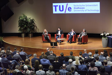 De minister in gesprek met haar gehoor. Foto | Bart van Overbeeke