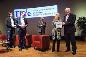 Jan Mengelers geeft de minister het DNA-boek. Foto | Bart van Overbeeke Jan Mengelers geeft de minister het DNA-boek. Foto | Bart van Overbeeke