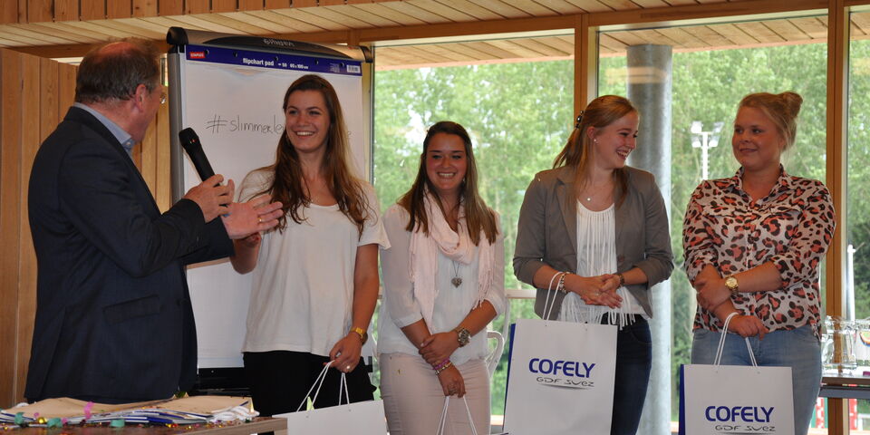 Vlnr: TU/e-decaan Ton Backx, Eline de Ridder, Minke Sleddens, Femke Welten en Iris Dingen (Joy van de Ven staat niet op de foto). Foto | Jocé Heijmans.