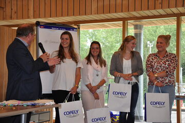 Vlnr: TU/e-decaan Ton Backx, Eline de Ridder, Minke Sleddens, Femke Welten en Iris Dingen (Joy van de Ven staat niet op de foto). Foto | Jocé Heijmans.