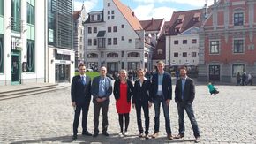 De Visser (rechts) en Loogman (tweede van rechts) in Riga. De Visser (rechts) en Loogman (tweede van rechts) in Riga.