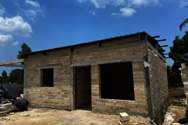 TU/e student co-built hemp house in Mozambique