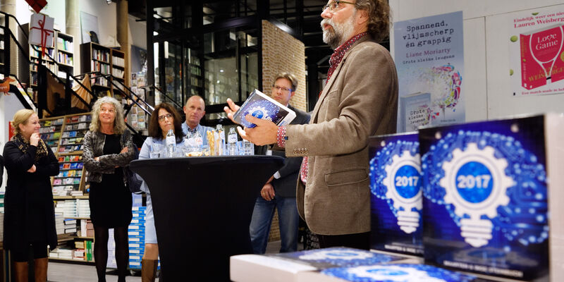 Steinbuch presenteert het eerste exemplaar. Foto | Bart van Overbeeke