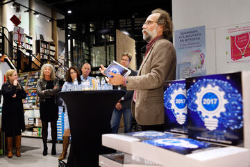 Steinbuch presenteert het eerste exemplaar. Foto | Bart van Overbeeke