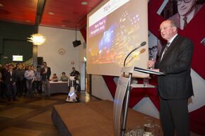 Jan Mengelers spreekt de zaal toe.  Foto | Vincent van den Hoogen