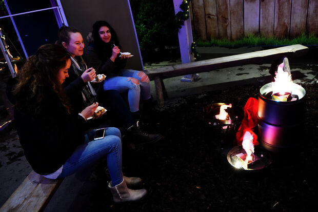 Sfeerproeven en plannen maken op kerstmarkt