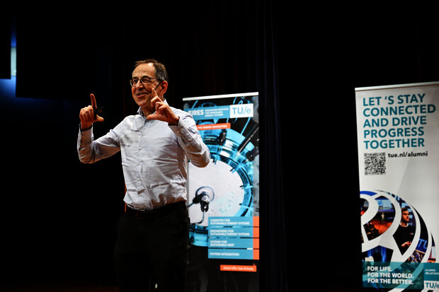 Nieuwsgierige oud-studenten laten zich bijpraten tijdens ‘Alumni Energy Event’