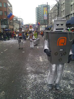 Harrie van Loo loopt achteraan als afkeurde robot.