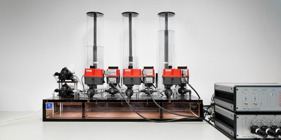 Remote Lab experiment met watertanks. Foto | Bart van Overbeeke