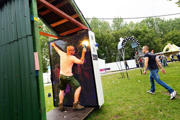 Festivalgangers maken kennis met de interactieve led-muur Devoyd. Foto | Bart van Overbeeke