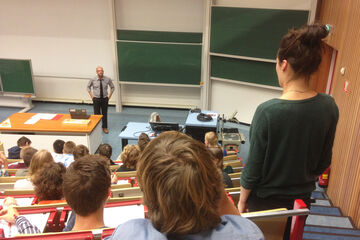 Gastdocent in vurige discussie met ex-liefje in de collegezaal.