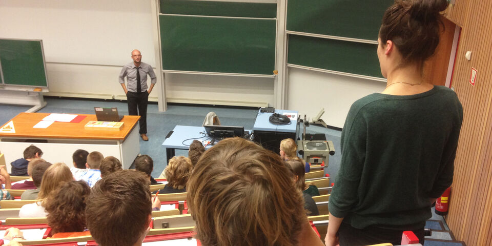 Gastdocent in vurige discussie met ex-liefje in de collegezaal.