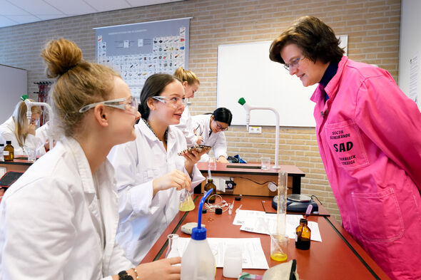 Wendy Sanders geeft les op het Heerbeeck College. Foto | Bart van Overbeeke
