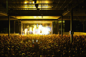 Party time in MetaForum with Hot Town. Photo | Bart van Overbeeke