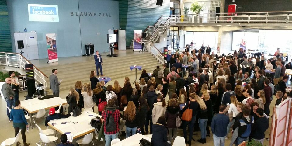 De 150 deelnemende studenten aan de Slimmer Leven Challenge bij de kick-off.