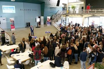 De 150 deelnemende studenten aan de Slimmer Leven Challenge bij de kick-off.