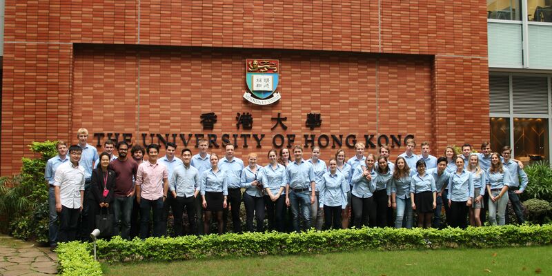 Groepsfoto voor de University of Hong Kong.