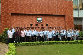 Groepsfoto voor de University of Hong Kong.