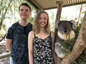 Job Nijhuis  (links) en Marly Wouters (rechts) in Cleland Wildlife park in de Adelaide Hills. Foto | privéarchief Marly.  