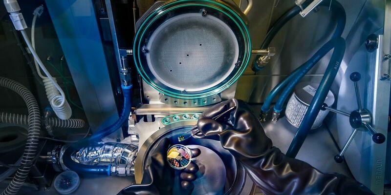 Een kijkje in de machine ‘Metal Organic Vapor Phase Epitaxy’ (MOVPE). Foto | Nando Harmsen