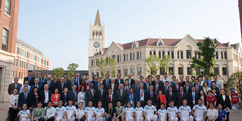 Groepsfoto van de voorzitters op de nieuwe internationale campus in Haining.