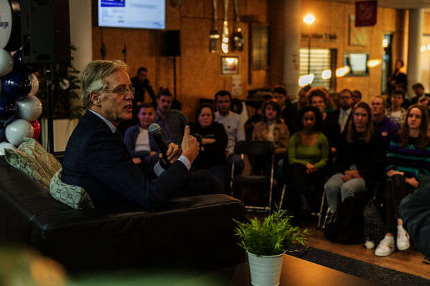 Students offer input to Dijkgraaf
