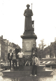 At the statue of Minckelers in Maastricht, around 1980. Archive picture | Study assocation T.S.V. 'Jan Pieter Minckelers'