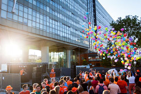 Honderden ballonnen de lucht in voor de jarige vereniging. Foto | Bart van Eijden Honderden ballonnen de lucht in voor de jarige vereniging. Foto | Bart van Eijden